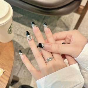 Elegante schwarze französische Press-on-Nägel mit Strasssteinen und ovalem Edelsteinring