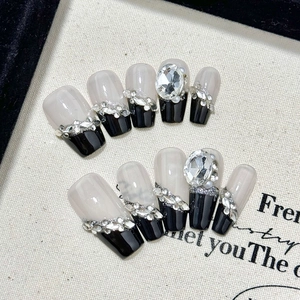 Französische Sarg-Kunstnägel mit schwarzen Spitzen und luxuriösen Strass-Akzenten
