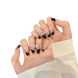 Lange Trapez-Nägel in Schwarz mit luxuriöser Strass-Verzierung im French-Stil