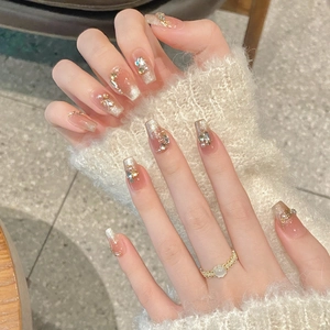 Faux ongles œil-de-chat nude luxueux avec cristaux étincelants et perles élégantes