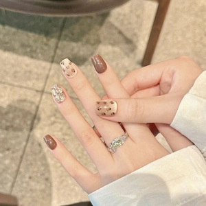 Faux ongles léopard marron avec finition œil de chat dorée et touches de paillettes