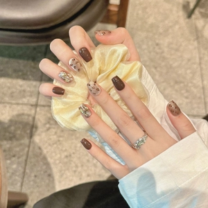 Faux ongles imprimés léopard marron et feuilles d'or de forme carrée ronde courte