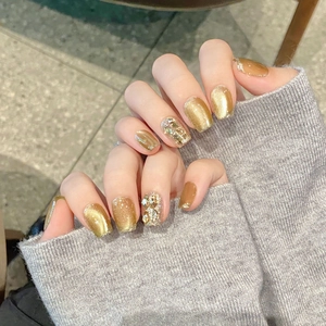 Unghie finte champagne cat-eye con glitter scintillanti e strass 3D applicati