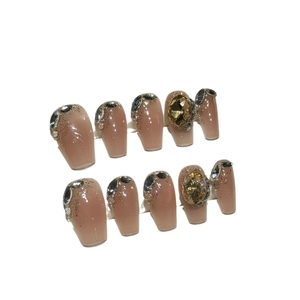 Handgefertigtes Press-on-Nagelset mit rosa Farbverlauf, Kristallen und Perlen in Trapezform