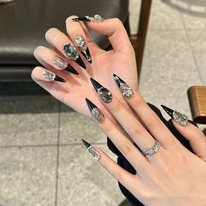 Handgemaakte zwarte Franse stiletto plaknagels met fonkelende steentjes en parels