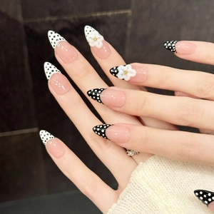 Faux ongles amande rose français avec pois noirs et fleurs 3D sculptées