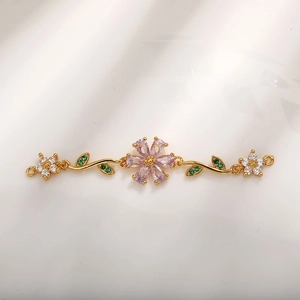 Dettaglio del connettore a fiore con zirconi viola per creazione gioielli fai da te