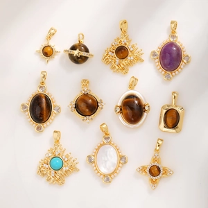 Collection détaillée de pendentifs dorés vintage avec œil de tigre, turquoise et améthyste