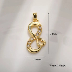 Détail du pendentif cœur infini doré avec zircones, dimensions 30mm x 13,6mm