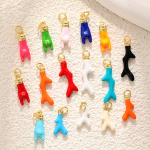Pendenti colorati in smalto corallo e gesto della mano per collane e bracciali fai-da-te