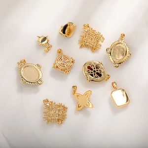 Vue détaillée de breloques géométriques dorées et bases de bijoux DIY pour colliers et bracelets