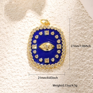 Makroaufnahme von blauem Emaille Evil Eye Anhänger mit Goldbeschichtung und Zirkon