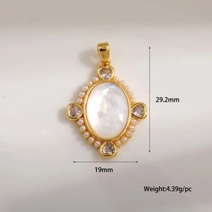 Détail du pendentif vintage ovale avec nacre blanche et perles, dimensions 29,2x19mm