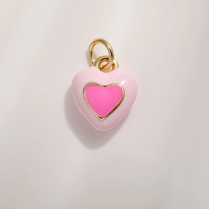 Ciondolo a cuore in smalto rosa con bordi dorati e design a cuore centrale