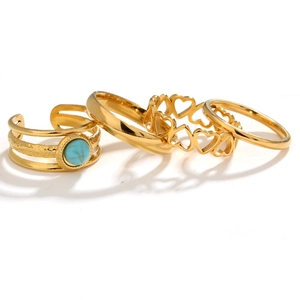 Ensemble de quatre bagues en acier inoxydable doré avec turquoise et cœur ajouré