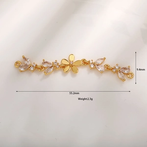 Dettaglio connettore a fiore dorato con zirconi marquise e doppi anelli per gioielli