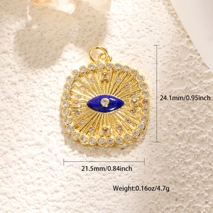 Makro-Detail des Gold-Evil-Eye-Anhängers mit blauem Stein und Zirkonia-Inlay