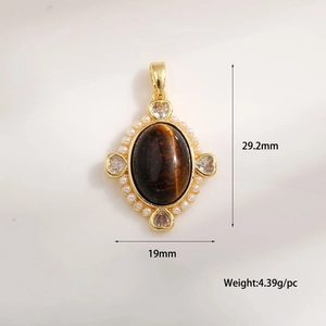 Vue détaillée du pendentif œil de tigre avec perles, zircons et dimensions