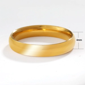 Vue détaillée d'un anneau en acier inoxydable doré de 4 mm avec surface lisse polie