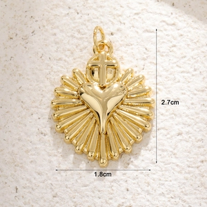 Detailansicht eines goldenen Herzanhängers mit Kreuz und Sonnenstrahlen, 2,7 cm x 1,8 cm
