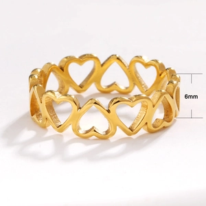 Vue détaillée de la bague cœur évidé de 6mm en acier inoxydable doré avec dimensions