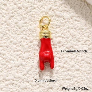 Dettaglio del ciondolo a mano in smalto rosso con dimensioni 17,5 mm x 5,3 mm