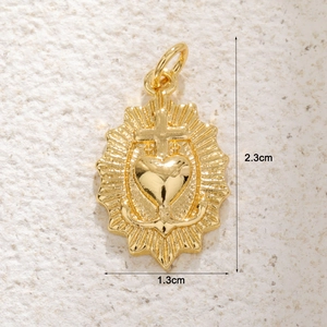 Detailansicht des Sacred Heart Kreuzanhängers in Gold mit Maßen 2,3 cm x 1,3 cm