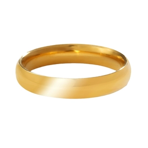 Bague minimaliste en acier inoxydable doré poli sur un fond blanc épuré