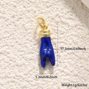 Dettaglio macro ciondolo a mano in smalto blu 17,5mm con placcatura oro per gioielli DIY