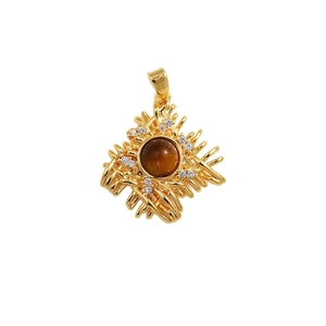 Pendentif vintage en or avec œil de tigre, texture tissée et accents de zircon
