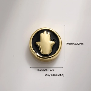 Detail eines vergoldeten Rundanhängers (10,8 mm) mit Hamsa-Hand und schwarzem Emaille-Inlay