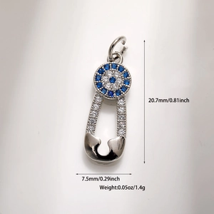 Detailansicht des Evil Eye Sicherheitsnadel-Anhängers mit Maßen 20,7mm Länge und 7,5mm Breite