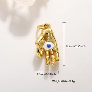 Dettaglio ravvicinato del ciondolo a palmo Evil Eye dorato 19,2x9,7mm per gioielli fai-da-te