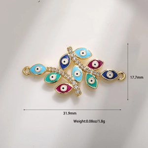 Detailansicht eines bösen Blick Zweig Anhängers mit blauem Emaille und Zirkonia