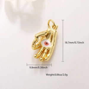 Dettaglio dimensioni e peso del ciondolo a mano in oro con malocchio smaltato