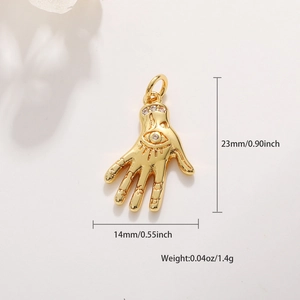Dettaglio ciondolo Mano di Fatima con zirconi e dimensioni di 23mm per 14mm