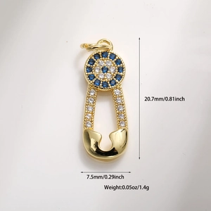 Detailansicht des Evil Eye Pin-Anhängers mit Maßen 20,7 mm Höhe und 7,5 mm Breite