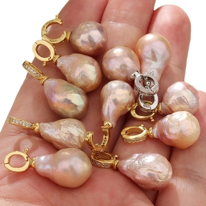 Pendentif en perle d'eau douce baroque avec éclat irisé et fermoir en zircon