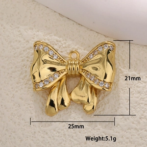 Detail view of gold-plated bow pendant with zircons, measuring 25mm x 21mm and 5.1g