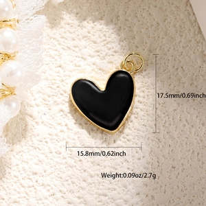 Dettaglio del ciondolo a cuore nero smaltato da 17,5 mm con placcatura in oro e misure