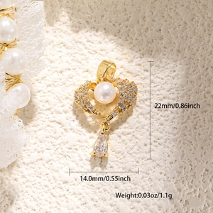 Vista dettagliata di un ciondolo a cuore in oro con perla e zirconi, 22mm per 14mm