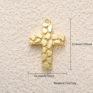 Colgante de corazón cruzado dorado para collares con medidas precisas y textura en relieve