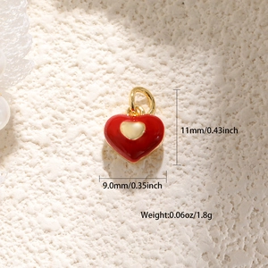 Ciondolo a cuore in smalto rosso classico con dettagli in oro e zirconi, 11 mm
