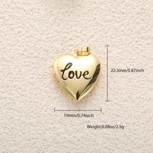 Foto macro de un relicario de corazón dorado con grabado 'Love' y dimensiones