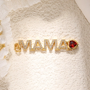 Λεπτομέρεια μενταγιόν MAMA με λευκές πέτρες και κόκκινη καρδιά κόσμημα