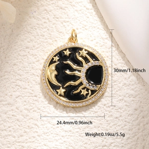 Détail d'un pendentif lune soleil 30mm en émail noir avec incrustation de zircon