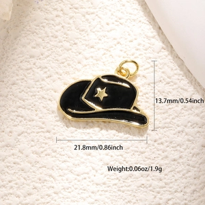 Détail d'un pendentif chapeau de cowboy noir avec étoile dorée et mesures de dimensions