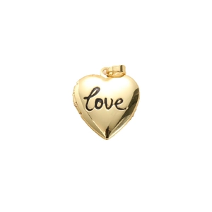 Colgante relicario de corazón dorado pulido con grabado Love y bisagra en fondo blanco