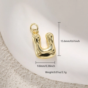 Detalle del colgante letra U en 3D chapado en oro de 18k con dimensiones precisas