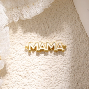 Λεπτομερής λήψη χρυσού συνδέσμου MAMA με λευκό σμάλτο για δημιουργία κοσμημάτων DIY